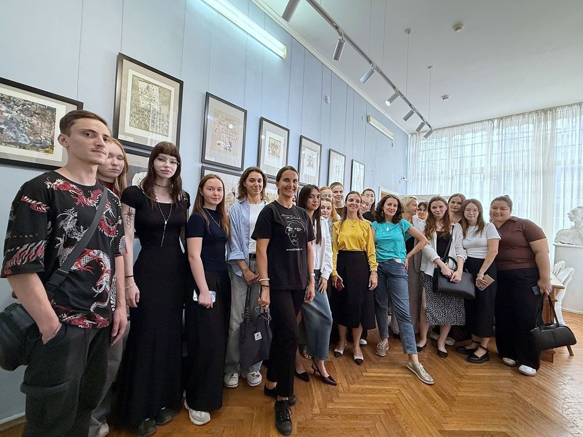 Студенты группы ГРД-4109 посетили выставку шрифтовой графики «Молчит сияющий глагол» в честь 140-летия Велимира Хлебникова