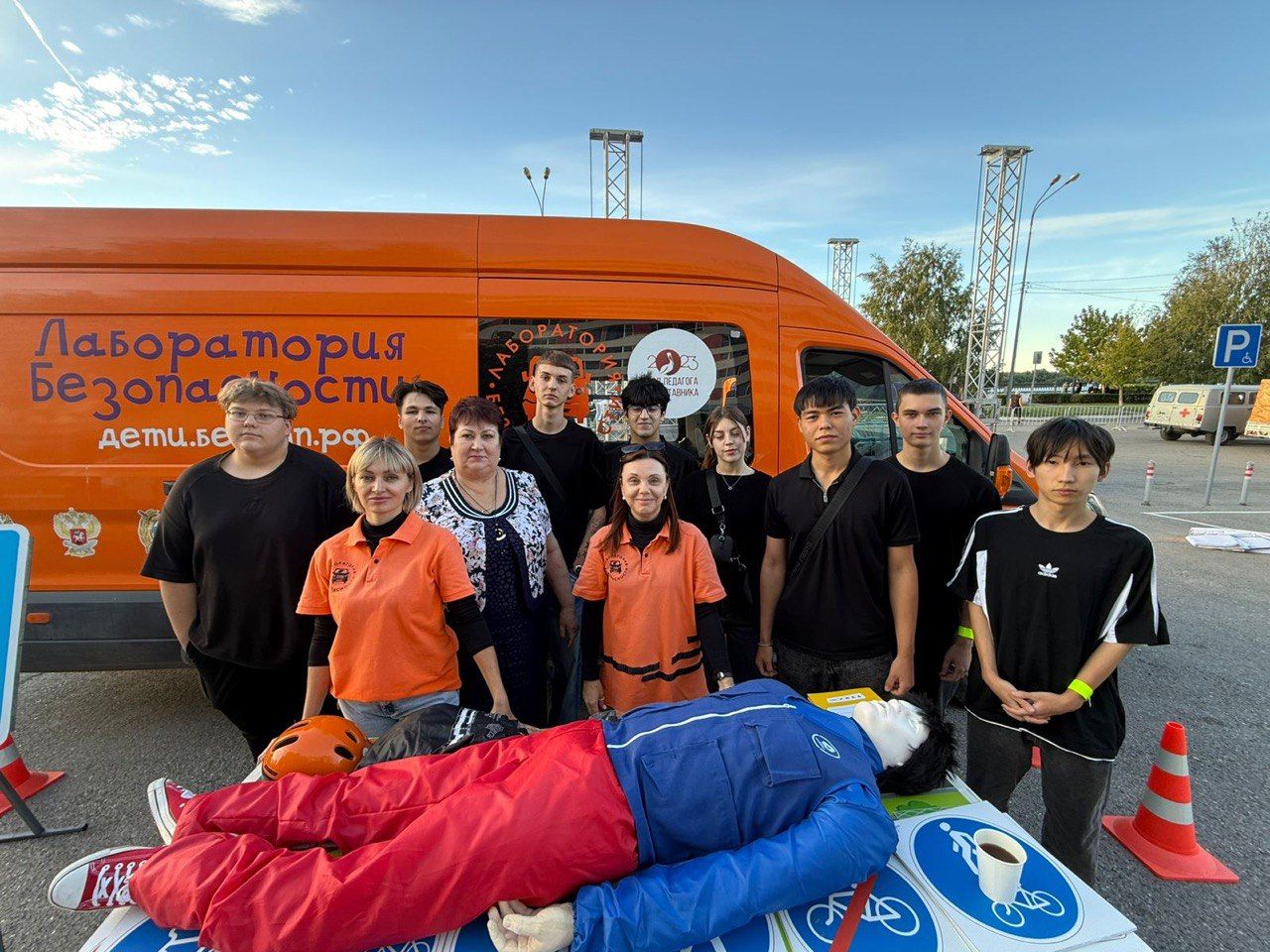 Студенты ИСП-3209к познакомились с техникой МЧС и ГИБДД Студенты ИСП-3209к познакомились с техникой МЧС и ГИБДД