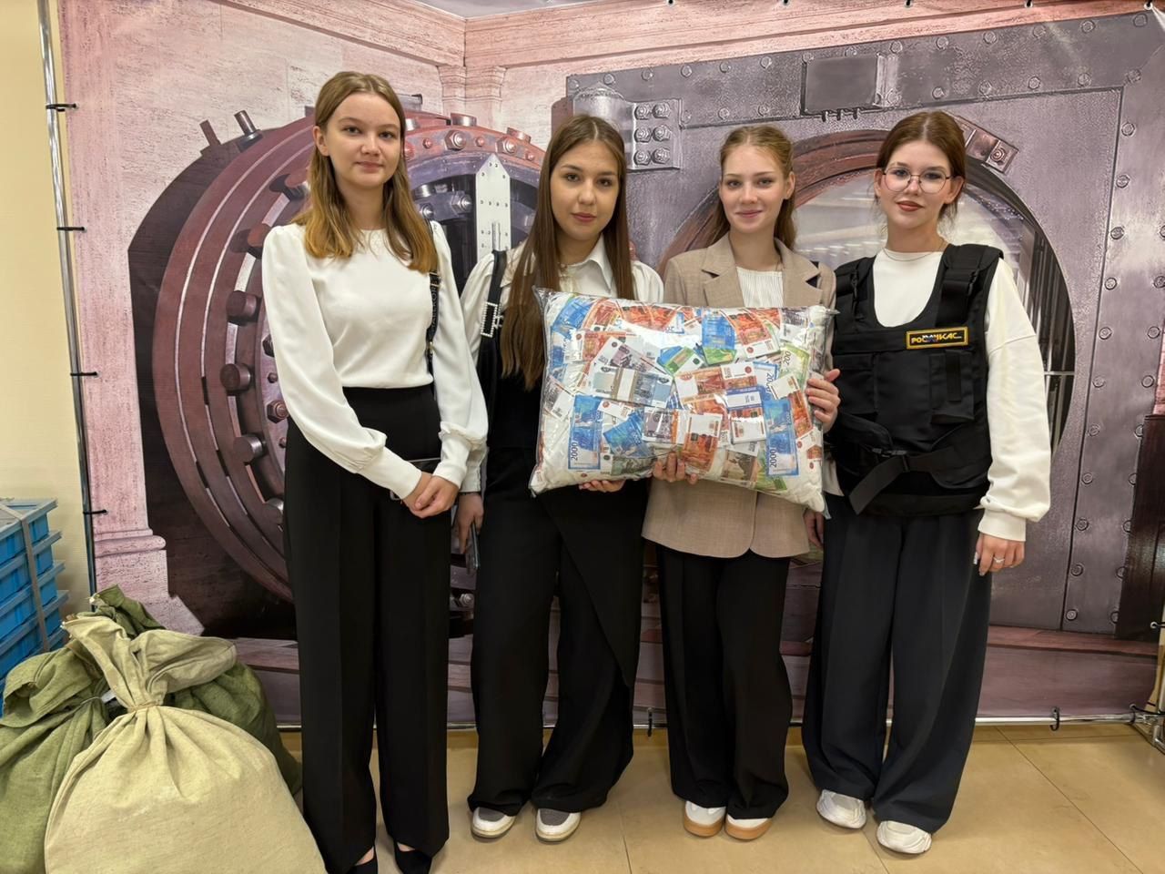 Студенты специальности «Банковское дело» познакомились с работой современного банка на Дне открытых дверей Студенты специальности «Банковское дело» познакомились с работой современного банка на Дне открытых дверей