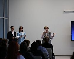 В АГПК прошел праздничный концерт к 85-летию СПО и Дню учителя  