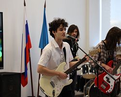 В АГПК прошел праздничный концерт к 85-летию СПО и Дню учителя  